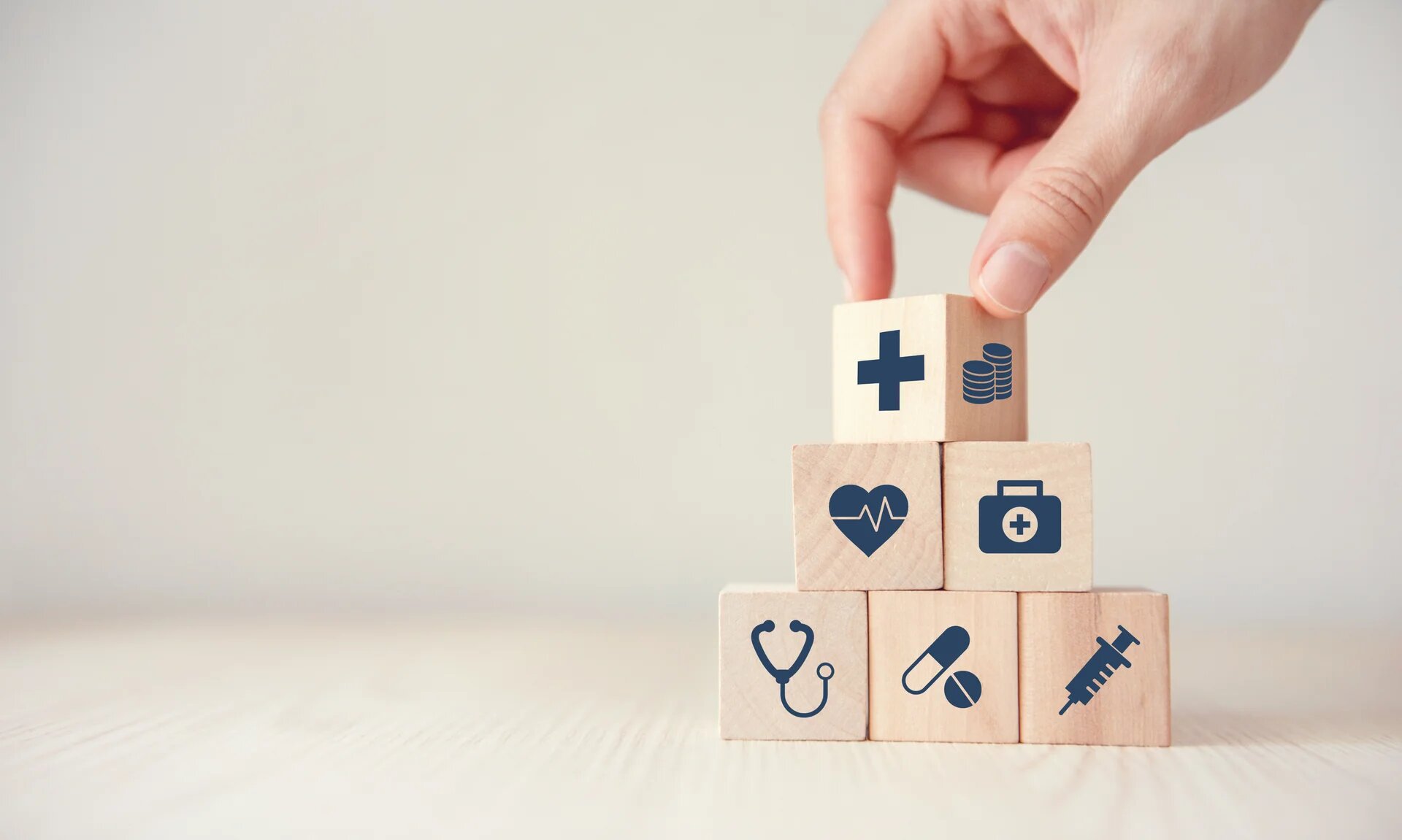 Une pyramide de 6 cubes en bois beige avec des symboles de santé 